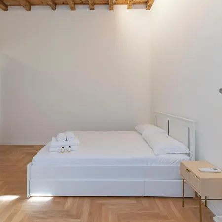 Xenia - In Corso San Gottardo A Lägenhet *